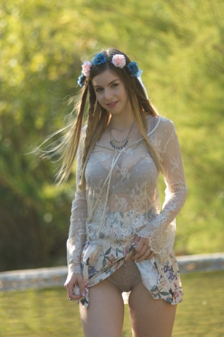Милая девушка-одиночка снимает свое летнее платье и надевает корону из цветов 4