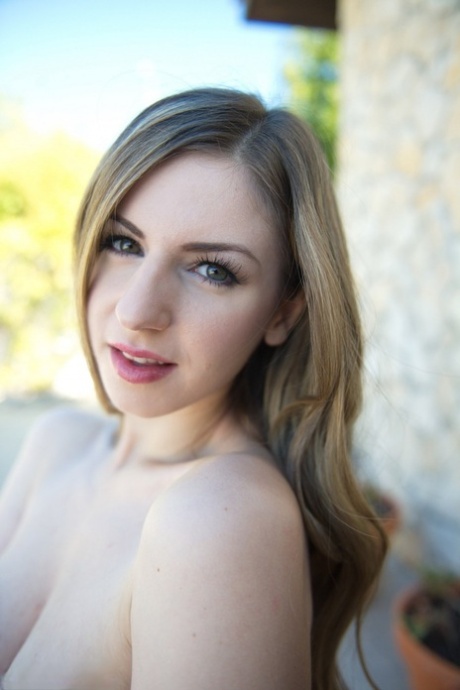 Соло-девушка Стелла Кокс трахает пальчиком свою киску после завтрака во внутреннем дворике 12