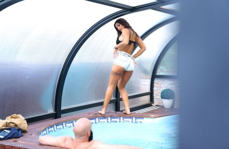 Грудастая брюнетка Сюзи Гала отсасывает большой член после того, как соблазнительно сняла свой наряд 3