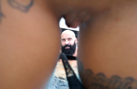 Грудастая брюнетка Сюзи Гала отсасывает большой член после того, как соблазнительно сняла свой наряд 6