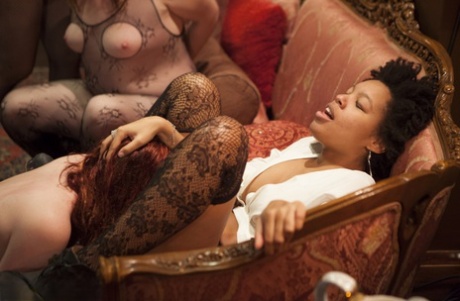 Чернокожие и белые рабыни обеспечивают развлечение на развратной вечеринке 6