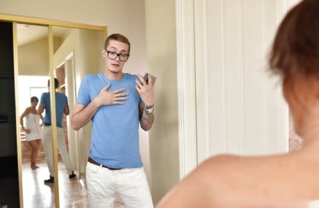 Грудастая милфа порнозвезда Сирен Де Мер делает минет в ванной перед жестким сексом 2