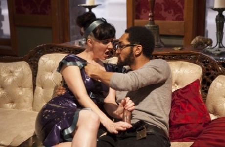 Чернокожие и белые рабыни обеспечивают развлечение на развратной вечеринке 5