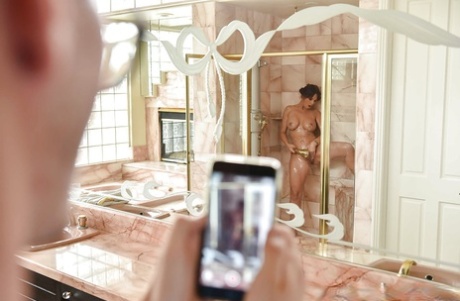 Грудастая милфа порнозвезда Сирен Де Мер делает минет в ванной перед жестким сексом 1