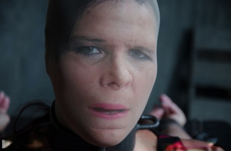 Грудастую рабыню Сирен де Мер связали и смазали маслом для болезненных садо-мазо пыток сисек и порки 7