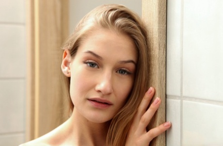 Возбужденная молоденькая Тиффани Татум соблазняет своего сводного брата, пока он принимает душ 5