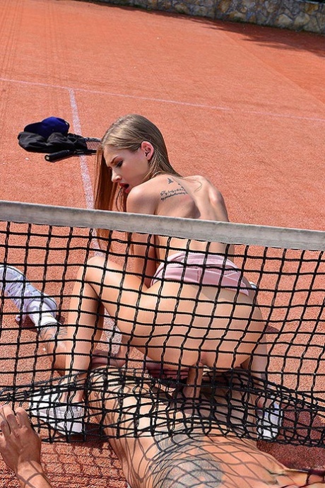 Спортивная блондинка Тиффани Татум трахается на корте со своим инструктором по теннису 12