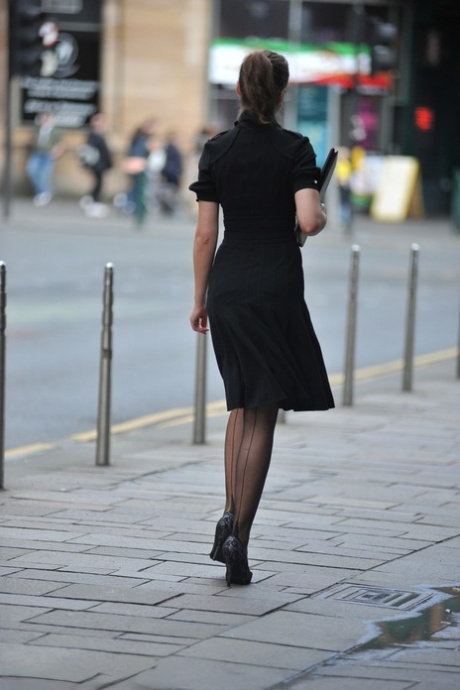 Красивая девушка Тина носит нижнее белье без чашечек и вырезов под деловой одеждой 2