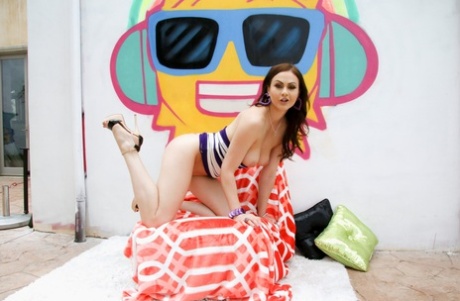 Британка Тина Кей показывает свои сиськи и попку во время сольного выступления 15