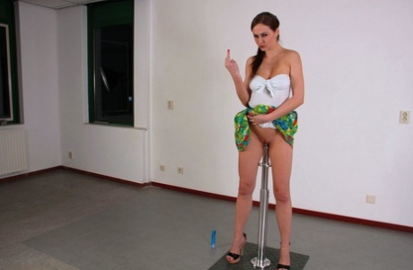 Британка Тина Кей смазывает шест для фаллоимитатора, прежде чем насадить на него свою вагину 15