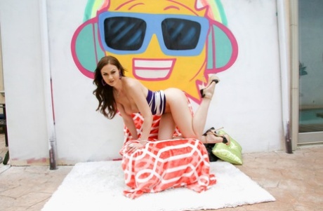 Британка Тина Кей показывает свои сиськи и попку во время сольного выступления 14