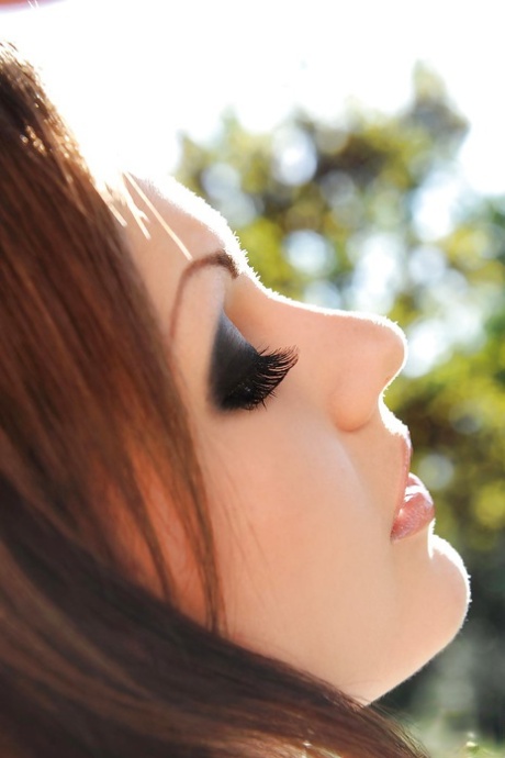 Сексуальная Тина Кей показывает свои маленькие сиськи и бритую киску на открытом воздухе 2