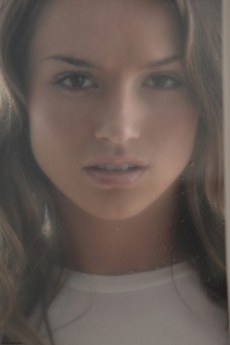 Соло-модель натягивает шорты на свою красивую попку на балконе со стороны пляжа 2