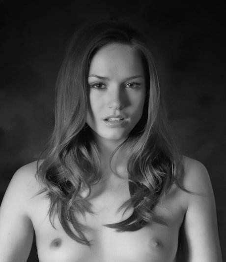 Соло-девушка Тори Блэк моделирует на публике, прежде чем раздеться дома 14