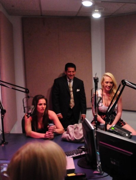 Пара блондинок обнажают свои красивые сиськи во время подкаста 3