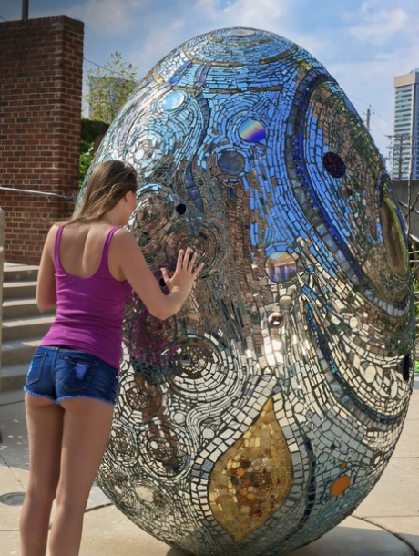 Соло-девушка Тори Блэк моделирует на публике, прежде чем раздеться дома 6