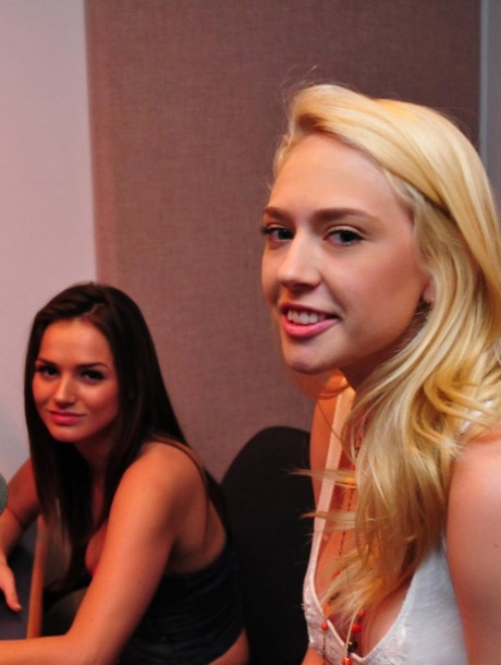 Пара блондинок обнажают свои красивые сиськи во время подкаста 10