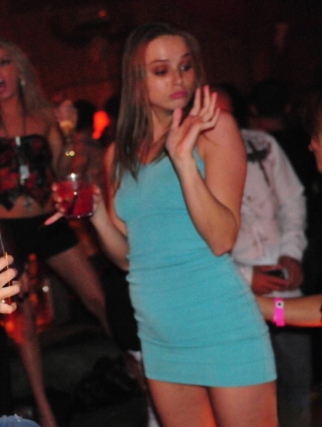 Сара Стоун и Тори Блэк демонстрируют свое нижнее белье под юбкой в клубе для девочек 14