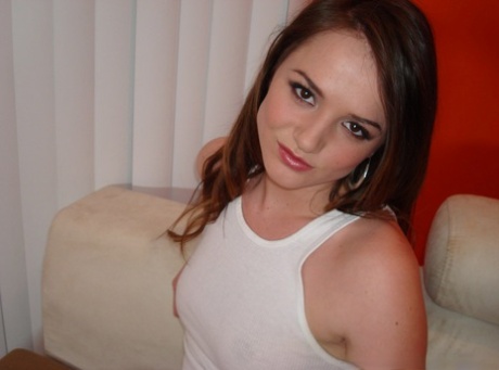 Любительская молоденькая красотка Тори Блэк раздевается, чтобы показать свою попку и сиськи 4