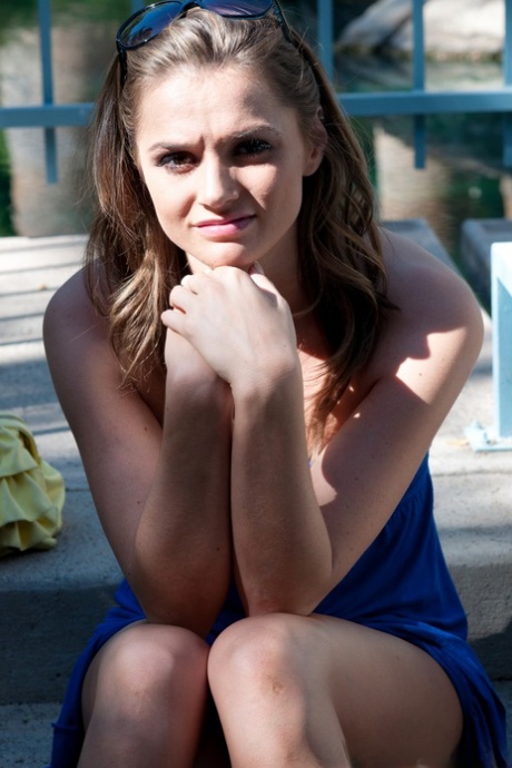 Симпатичная девушка Тори Блэк показывает свои маленькие сиськи и киску на публике 11