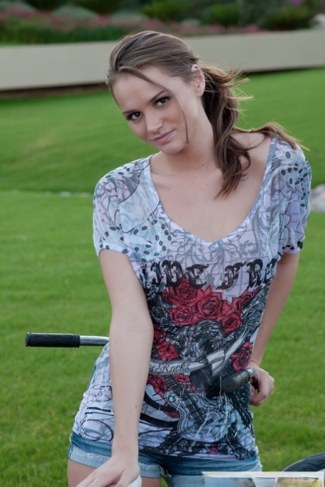 Девушка-одиночка Тори Блэк выходит на улицу, чтобы выставить напоказ свою обнаженную грудь 3