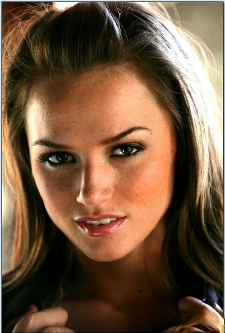 Ослепительная красотка на каблуках Тори Блэк раздевается до трусиков и позирует обнаженной 4