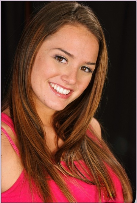 Очаровательная красотка Тори Блэк ласкает гладкую киску и показывает сексуальные ножки 1