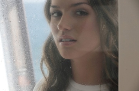 Соло-модель натягивает шорты на свою красивую попку на балконе со стороны пляжа 3