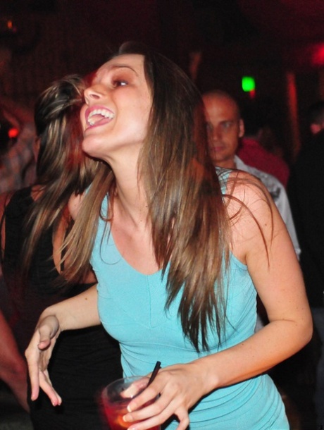 Сара Стоун и Тори Блэк демонстрируют свое нижнее белье под юбкой в клубе для девочек 13