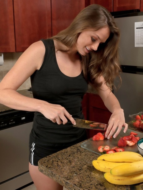 Соло-девушка Тори Блэк моделирует на публике, прежде чем раздеться дома 8