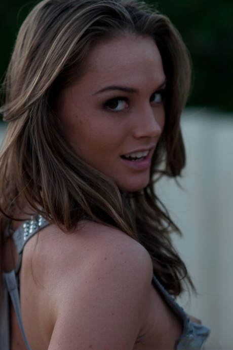 Девушка по соседству обнажает свои маленькие сиськи и попку на заднем дворе 13