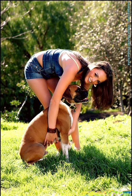 Горячая брюнетка Тори Блэк сбрасывает джинсовую одежду, чтобы раздеться на заднем дворе 1