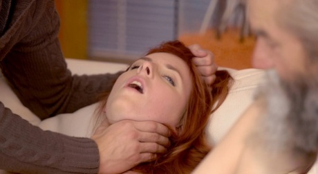 Молодая рыжеволосая Валентайн Наппи отсасывает, пока ее теребит старик 11