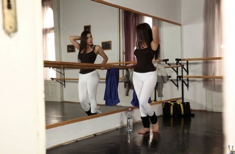 Европейская танцовщица в штанах для йоги и гетрах получает двойное проникновение от двух мужчин 2