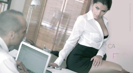 Брюнетка Валентина Наппи кончает после жесткого секса в офисе 10