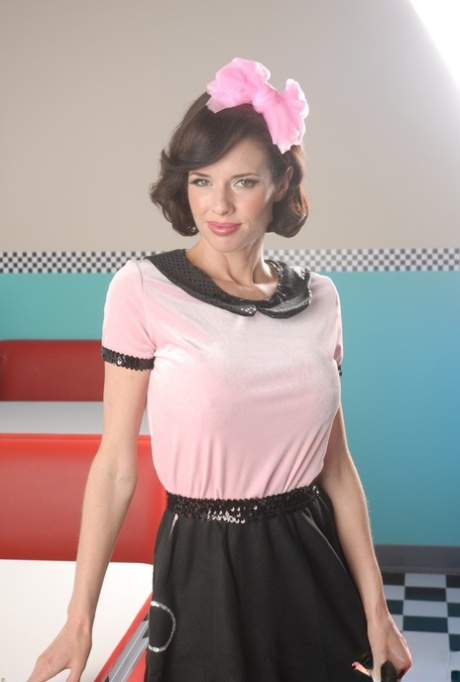 Модель в стиле Пинап Вероника Авлув демонстрирует свои кружевные трусики, прежде чем снять их 4