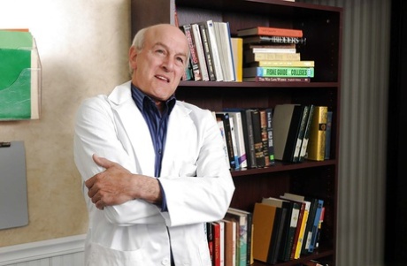 Горячая милфа доктор с большими сиськами Вероника Авлув трахается в палате 2