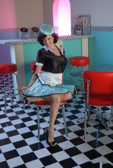 Милфа Вероника Авлув снимает свою униформу официантки и прозрачное нижнее белье 2