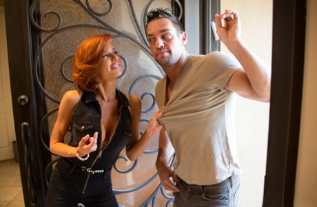 Рыжеволосая пума Вероника Авлув соблазняет молодого мужчину на своей кухне 1