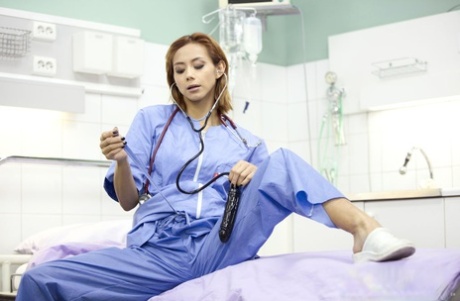 Латиноамериканка-медицинский работник Вероника Лил мастурбирует на работе, пока не кончает 4