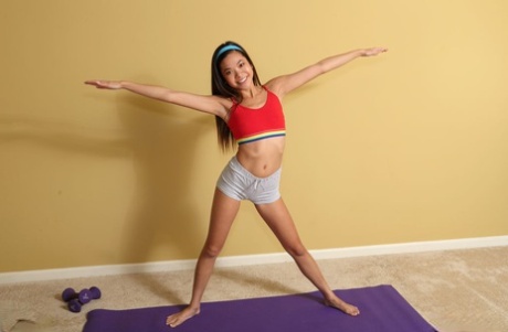 Гибкая азиатка Вина Скай принимает участие во влагалищных вставках после занятия йогой 1