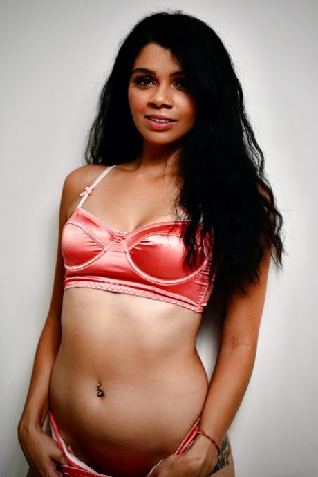 Три женщины по очереди демонстрируют свои прелести во время акции SFW 15