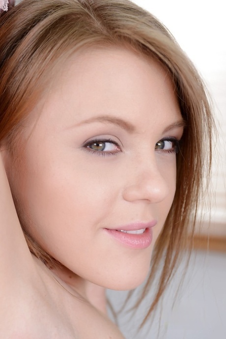 Сексуальная девушка-подросток Виола Бейлис сверкает красивыми дынями и смачивает киску в ванне 5