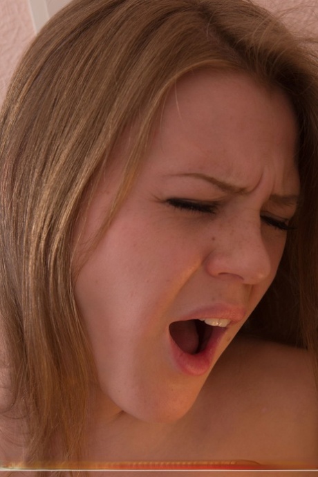 Молоденькая Ванея Эйч с большой грудью хватает себя за задницу, показывая свою киску сзади 9