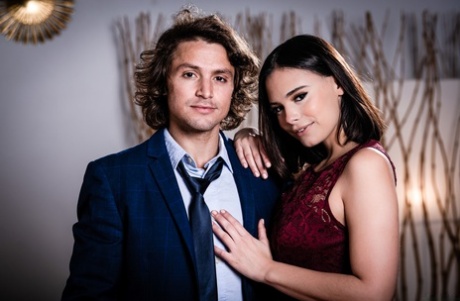 Молодая брюнетка Вайолет Старр занимается жестким сексом с членом семьи 3