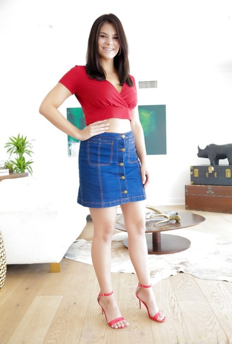 Брюнетка-порнозвезда в мини-юбке приглашает оценить ее потрясающие дырочки 1