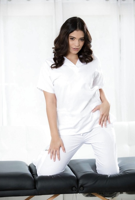 Грудастая мексиканская подросток Вайолет Старр снимает трусики с тугой попки 1