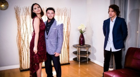 Молодая брюнетка Вайолет Старр занимается жестким сексом с членом семьи 4