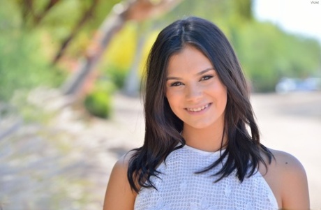 Симпатичная девушка демонстрирует идеальные сиськи снаружи и широко раздвигает свою киску для фистинга 3