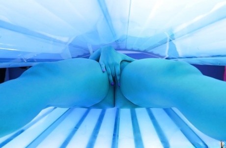 Латиноамериканка Вайолет Старр делает селфи обнаженной в солярии 16